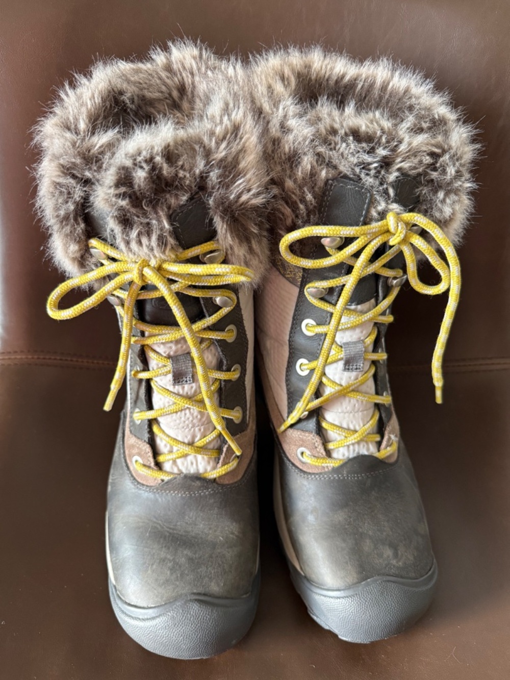 Keen insulated leather waterproof winter boots with faux fur trim, size 8.5 - Picture 2 of 7